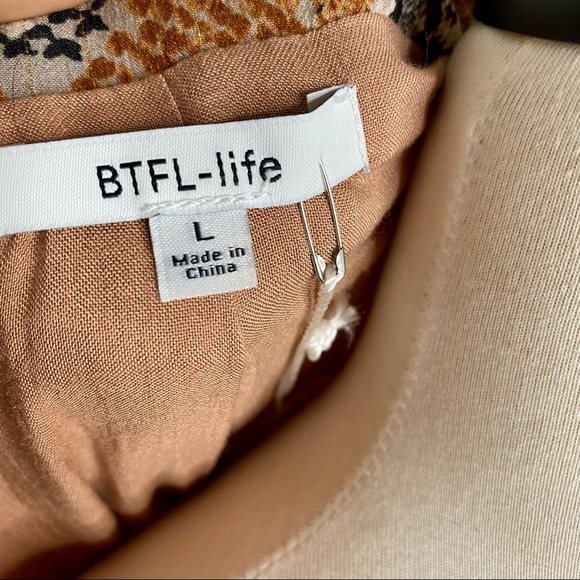 NWT BTFL-life Reptile Print blouse top size L - Picture 2 of 4